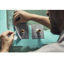 Installatie van twee muurrozetten in de badkamer