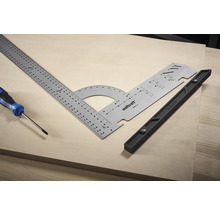 Wolfcraft Logo Winkelhaak, zwaaihaak en schroevendraaier op een houten oppervlak