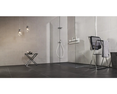 Moderne badkamer met douche, handdoekrek en bijzettafel