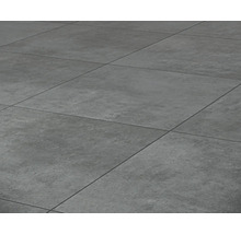 Close-up van grijze vloertegels met een matte afwerking en lineair voegpatroon