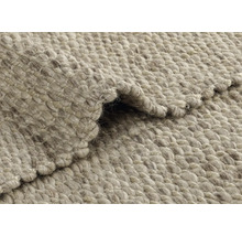 Close-up van een opgevouwen vloerkleed van natuurlijke vezels