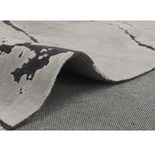 Detailweergave van een grijs tapijt met abstract patroon