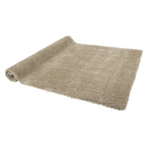 Opgerolde, lichte hoogpolige vloerkleed