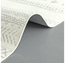 Detailopname van een lichtgekleurd tapijt met abstract patroon