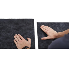 Twee stukken isolatievilt met een hand erop.