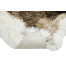 Detailopname van een imitatievloerkleed met imitatiebont en achterkant