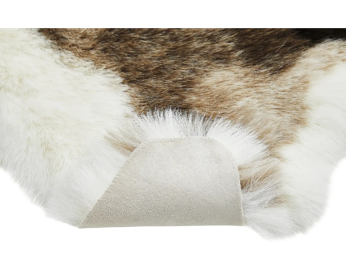 Detailopname van een imitatievloerkleed met imitatiebont en achterkant