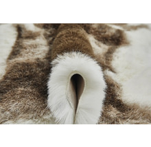 Detailopname van een vachtkleed met bruin-wit patroon