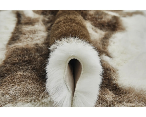 Detailopname van een vachtkleed met bruin-wit patroon