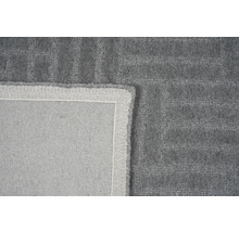 Grijs tapijt met geometrisch patroon