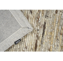 Detailaanzicht van een vloerkleed met franjes en het By Boo logo.