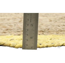 Close-up van een jute vloerkleed met een meetlat om de dikte te meten