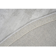 Detailaanzicht van een rond tapijt met een getextureerd patroon
