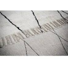Detail van een berbertapijt met franjes en geometrische motieven