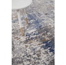 Vloerkleed met abstract patroon en kleine bijzettafel