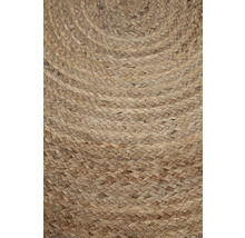 Detailopname van een rond vloerkleed van gevlochten natuurmateriaal