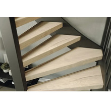 Houten trap met metalen frame