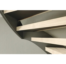 Detailopname van een wenteltrap van hout.