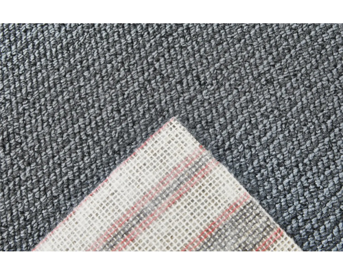 Detailopname van een grijze tapijttegel met textielrug
