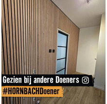 Ruimte ontwerp met houten panelen en een glazen deur met frame