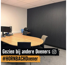 Kantoor met bureau, bureaustoelen en wandpanelen