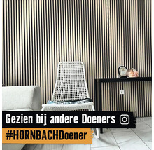 Woonkamer met lamellenwand, stoel en bijzettafel