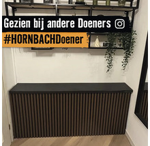 Interieur met wandplanken en een commode met lattenbodem