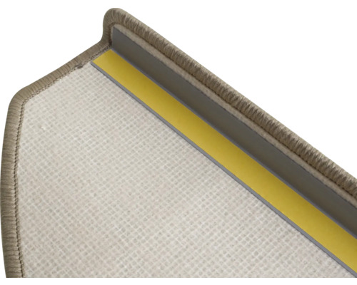 Detail van een trap met tape voor bevestiging
