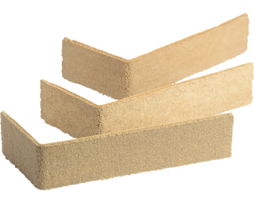 Drie beige L-vormige hoekstrips steenstrips met een zandstructuur voor wandbekleding.