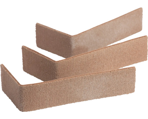 Drie L-vormige hoekstrips voor gevelbekleding met een gestructureerd oppervlak.