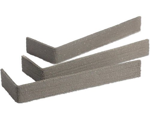 Drie L-vormige hoeksteenstrips van grijze natuursteen voor wandbekleding.