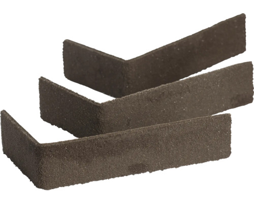 Drie L-vormige hoekstrips van steen met een ruw oppervlak voor wandbekleding.