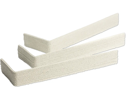 Drie crèmewitte hoekstrips van gestructureerd materiaal voor randbescherming.