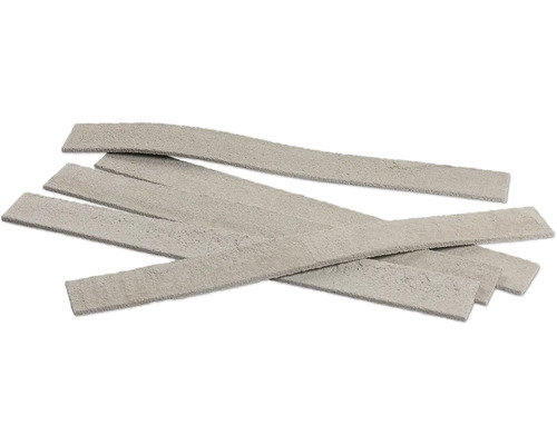 Meerdere steenstrips met betonlook voor wandbekleding.