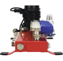 Regelunit voor vloerverwarming met circulatiepomp, rode verdeler, blauwe ventielen en thermostaatknop.