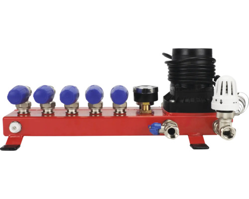 Verdeler voor vloerverwarming met vijf groepen, circulatiepomp, manometer en thermostaatknop op rode metalen rail.