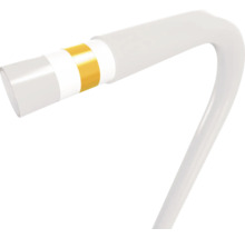 Witte gebogen verwarmingsstaaf met goudkleurige ring voor radiatoren.