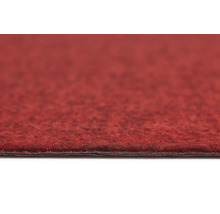 Detailopname van rood naaldvilt tapijt met een gestructureerd oppervlak en een vlakke rug.