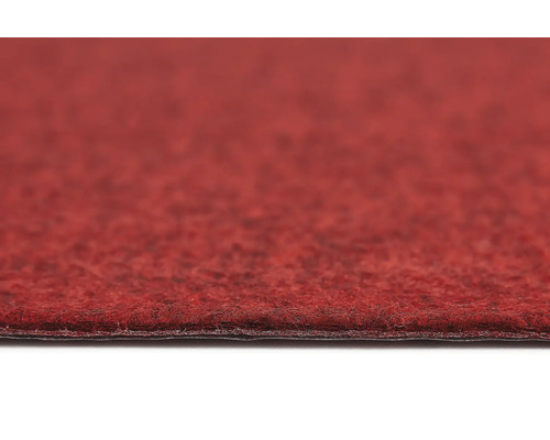 Detailopname van rood naaldvilt tapijt met een gestructureerd oppervlak en een vlakke rug.