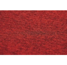 Detailopname van de textuur van een rood naaldvilt tapijt.