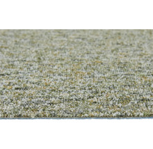 Detailopname van de textuur van een gemêleerd laagpolig tapijt in groen en beige.