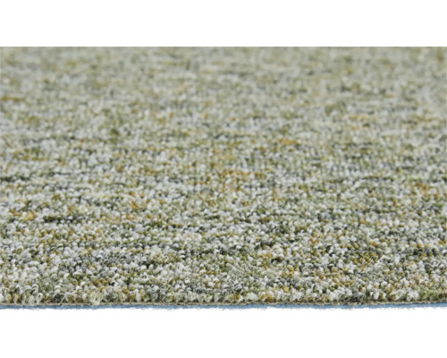 Detailopname van de textuur van een gemêleerd laagpolig tapijt in groen en beige.