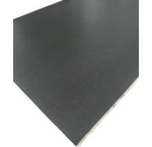 Betonplex plaat met antislip oppervlaktestructuur.