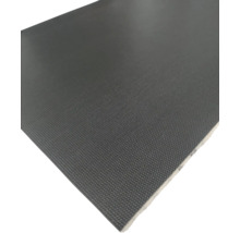 Betonplexplaat met antislip oppervlaktestructuur en zichtbare houten kern aan de rand.