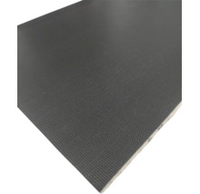 Close-up van een betonplex plaat met antislip-oppervlak en zichtbare multiplex rand.