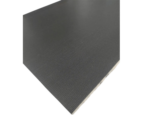 Close-up van een betonplex plaat met antislip-oppervlak en zichtbare multiplex rand.