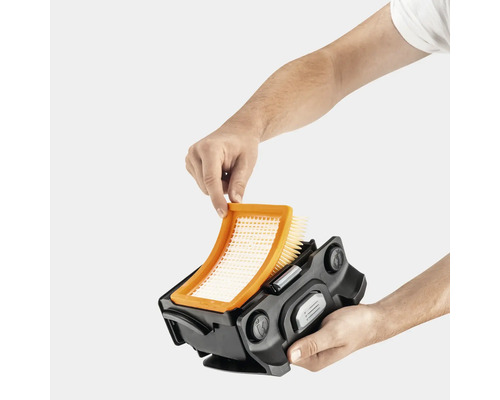 Persoon haalt een vlakfilter uit de filtercassette van een Kärcher alleszuiger