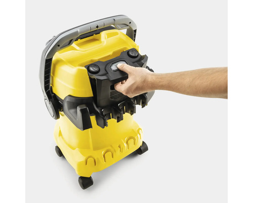 Hand bedient het vergrendelingsmechanisme van de Kärcher alleszuiger met accessoirehouder.