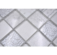 Close-up van glazen mozaïektegels met lederlook