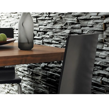 Close-up van een wandbekleding met steeneffect achter een eettafel met stoelen